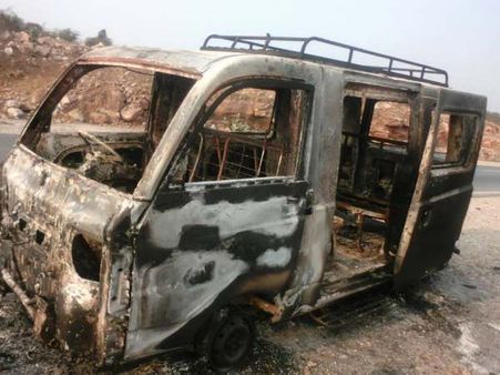 मिर्जापुर: सवारियों से भरी गाड़ी में अचानक लगी आग, जलकर हुई खाक