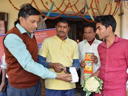 पीएम नरेंद्र मोदी के क्षेत्र का पहला कैशलेस गांव, कार्ड से कर रहे लोग पेमेंट