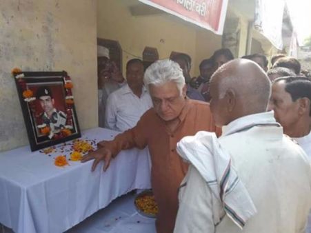 जब शहीद की तस्वीर के सामने फफक-फफक कर रोए थे ओमपुरी, परिजनों से कहा था मुझे सजा दो