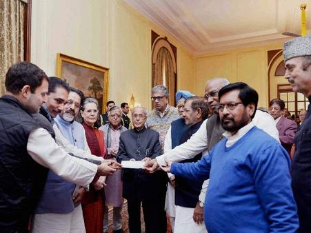 1 फरवरी को बजट न पेश करे केंद्र सरकार , विपक्षी दल पहुंचे राष्‍ट्रपति और चुनाव आयोग के पास