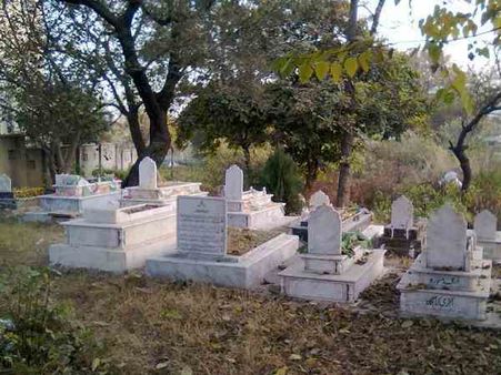 पाकिस्तान के पेशावर में अपने परिजनों के शवों को दफनाने के लिए मजबूर हैं हिन्दू