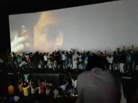 रईस में सनी लियोनी के ठुमके देख बेकाबू हुए दर्शक, फाड़ डाला पर्दा