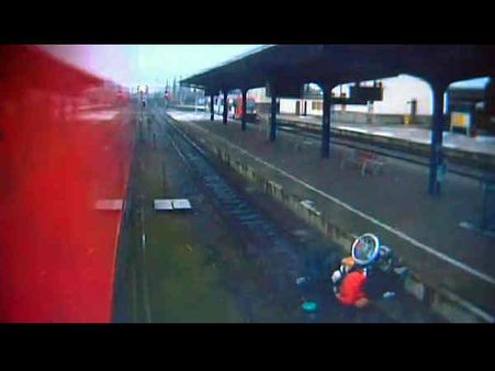 OMG! व्हीलचेयर पर बैठी महिला को रेलवे ट्रैक पर धकेला, पत्थरों से कुलचकर मारने की कोशिश