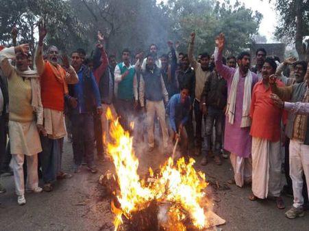 पीएम मोदी के बाद अब राजनाथ के घर में सड़कों पर उतरे भाजपा कार्यकर्ता , जलाया अमित शाह का पुतला