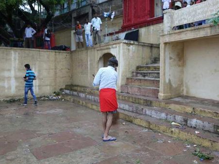 काशी के घाट पर झाड़ू लगाते देखे गए बॉलीवुड के फेमस एक्टर संजय मिश्रा