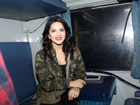 मथुरा में ट्रेन के अंदर थी सनी लियोनी पर शाहरुख ने भनक तक नहीं लगने दी