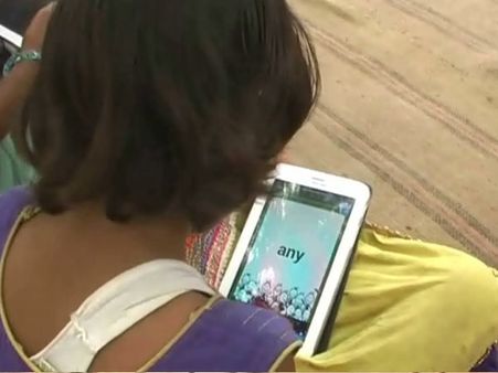 मोदी के बनारस में कैंब्रिज की पाठशाला, टैबलेट से पढ़ाई कर रहे गरीब बस्ती के बच्चे