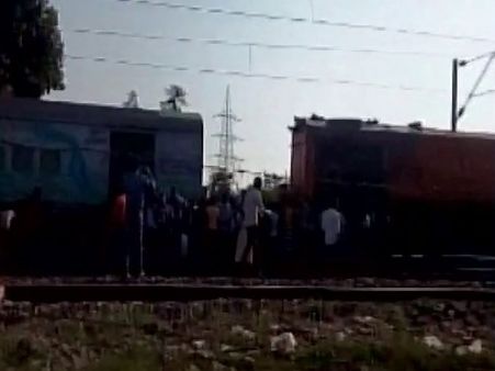 ओडिशा: एक्सप्रेस ट्रेन का इंजन बोगियों से हुआ अलग, बड़ा हादसा टला