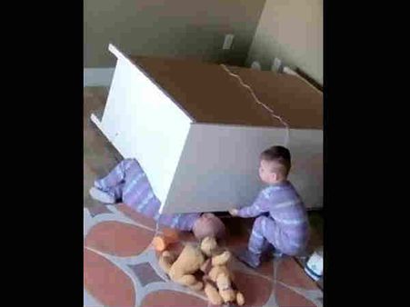 Video: देखें कैसे भारी-भरकम अलमारी के नीचे दबे भाई को 2 साल के बच्चे ने बचाया