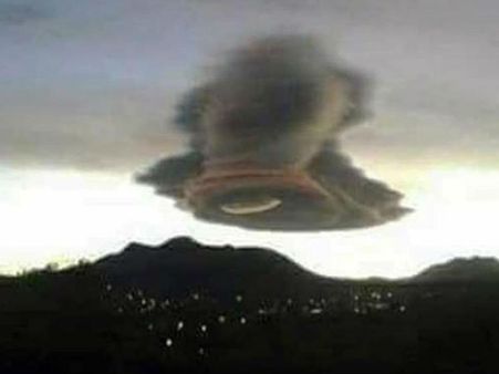 Video: अचानक आसमान में दिखा एलियन, किसी ने माना भगवान तो किसी ने बताया विज्ञान