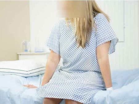 OMG! डॉक्‍टरों ने ऑपरेशन कर महिला के पेट से निकाला 150 जिंदा केंचुए
