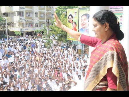 तमिलनाडु राजनीतिक संकट: कल चेन्नई लौटेंगे राज्यपाल, करेंगे विधायक और शशिकला से मुलाकात