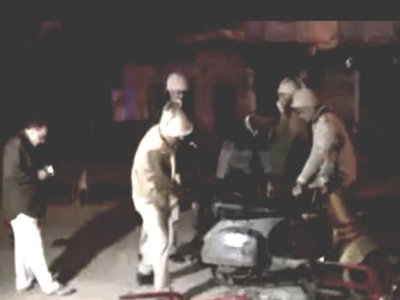 आगरा: युवक की संदिग्ध मौत पर भारी बवाल, लूटी दुकानें, जलाई गाड़ियां