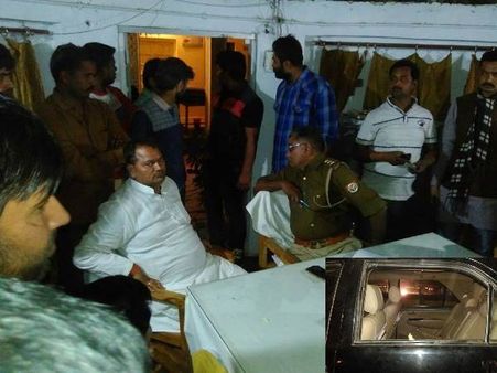 सुल्तानपुर: विधायक की गाड़ी पर हमले के बाद थाने में समर्थकों का हंगामा, पुलिस ने किया लाठीचार्ज