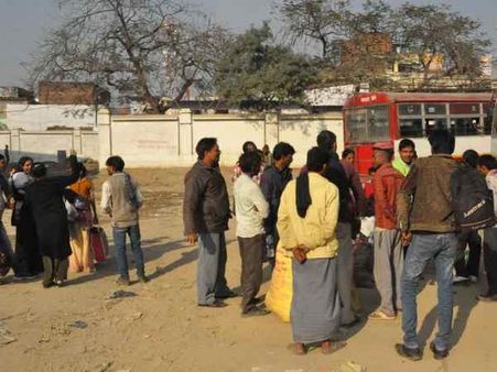 यूपी चुनाव: रोडवेज की बसें गायब, यात्रियों को घंटों सड़क पर करना पड़ रहा है इंतजार