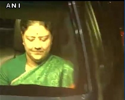 राज्यपाल से मिल कर लौटे पन्नीरसेल्वम, शशिकला ने किया सरकार बनाने का दावा