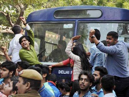 डीयू में जमकर बवाल: AISA और ABVP छात्र गुटों में हिंसक झड़प के बाद पुलिस का लाठीचार्ज