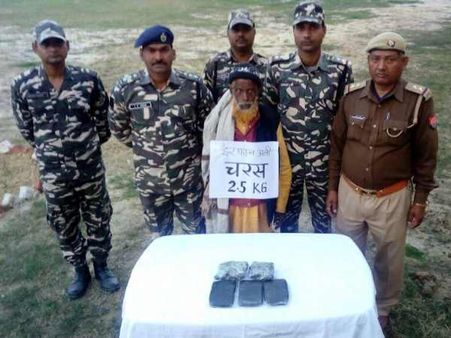 यूपी: 65 साल के बूढ़े तस्कर से एसएसबी जवानों ने बरामद की 30 लाख की चरस