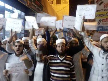 देवबंद: पाक लेखक तारिक फतह के खिलाफ मुस्लिम छात्रों का बवाल