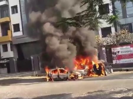 VIDEO: अमिताभ बच्चन के बंगले के पास खड़ी 3 कारों में रहस्यमयी तरीके से लगी आग, सभी जलकर खाक