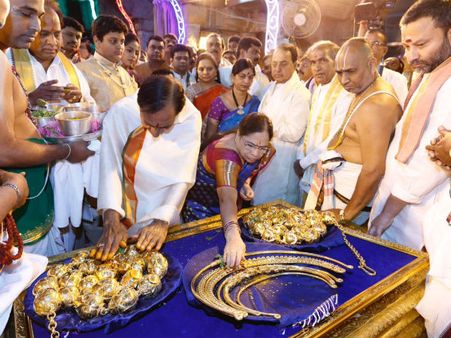 Pics: तेलंगाना के सीएम केसीआर ने 'तिरूपति बालाजी मंदिर' में चढ़ाए साढ़े 5 करोड़ के गहने