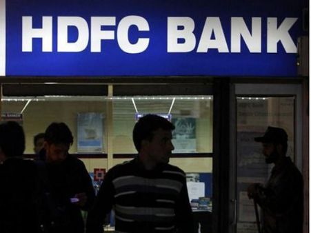 HDFC बैंक का नया नियम, चार बार से ज्‍यादा बार बैंक में रुपए जमा या निकालने पर देना होगा चार्ज
