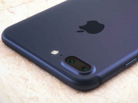 सो रही युवती के तकिये के नीचे रखे iPhone 7 प्‍लस में लगी आग, VIDEO हुआ वायरल