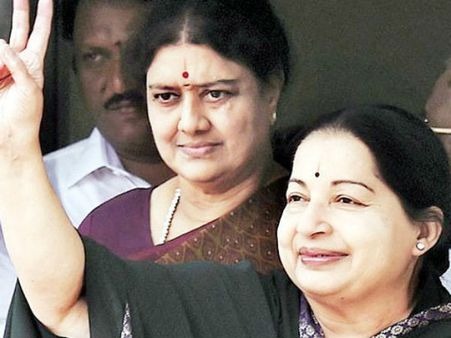 दिलचस्प है जयललिता-शशिकला की कहानी: करोड़ों की संपत्ति, सीएम की कुर्सी, भ्रष्टाचार और जेल...