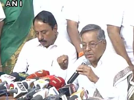 AIADMK नेता ने कहा- शशिकला को तमिलानाडु की मुख्यमंत्री बनने से कोई नहीं रोक सकता