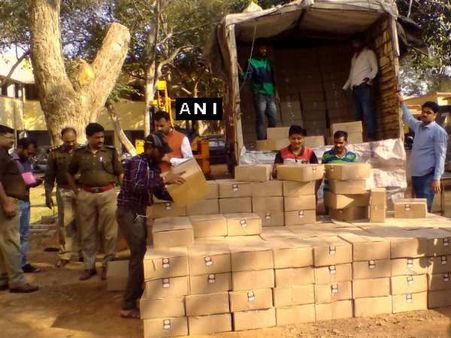 झांसी पुलिस की बड़ी कार्रवाई: ट्रक से एक करोड़ की शराब जब्त, दो गिरफ्तार