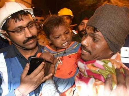 कानपुर हादसा: 12 घंटे बाद मलबे से जिंदा निकली 3 साल की बच्ची, सपा नेता के खिलाफ केस