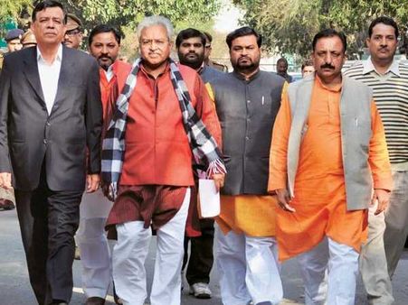 अपने ही दफ्तर में थाना प्रभारी खामोश! लक्ष्मीकांत ने दिखाई मेरठ की धौंस