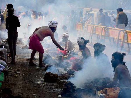भोपाल में साधुओं ने बीच सड़क पर किया हवन पूजन, कहा- 'शिवराज हटाओ, प्रदेश बचाओ'