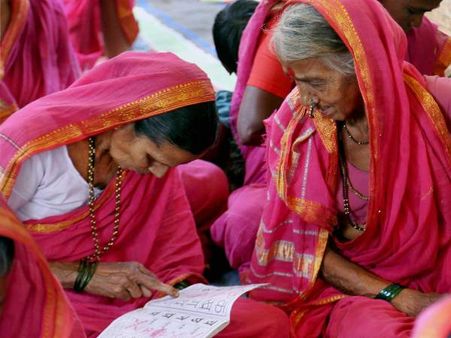 थाणे के इस स्कूल में उम्र के इस पड़ाव में पहुंच कर पढ़ रही हैं महिलाएं