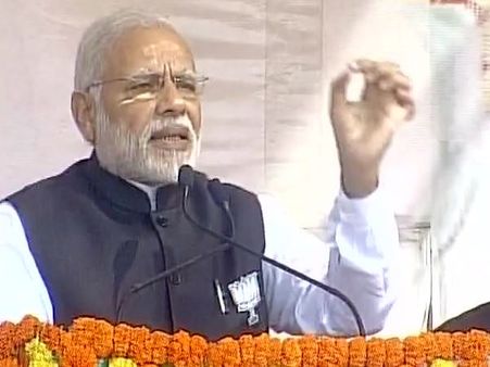 सपा-कांग्रेस दो परिवारों का कुनबा है- नरेंद्र मोदी