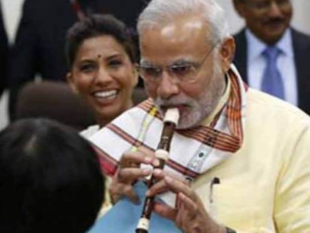 VIDEO: जब PM मोदी ने गाया- काटे नहीं कटते दिन ये रात, सोशल मीडिया पर वायरल