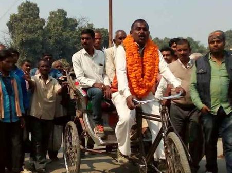 वाराणसी: नामांकन करने रिक्शा चलाकर पहुंचा निर्दलीय प्रत्याशी, कहा 'मैं निकला गड्डी ले के'