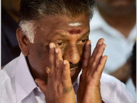 तमिलनाडु: ई. पलानीसामी बने AIADMK विधायक दल के नए नेता, पन्नीरसेल्वम को पार्टी से बाहर निकाला