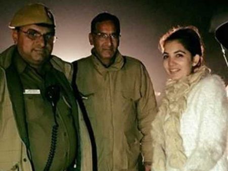 आधी रात को सुनसान सड़क पर जब दिल्ली पुलिस ने की युवती की मदद