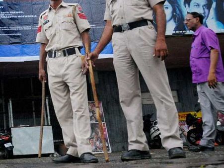 थाने में कांग्रेस कार्यकर्ता के कपड़े उतरवाकर बनाया आपत्तिजनक VIDEO, सोशल मीडिया पर वायरल