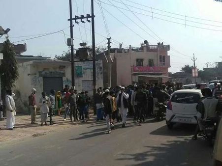 सरधना में मतदान के बाद पथराव, संगीत सोम को पुलिस ने निकाला