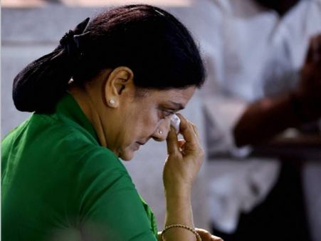 शशिकला के सरेंडर में हो सकती है देरी, ट्रायल कोर्ट को सुप्रीम कोर्ट से नहीं मिली सूचना