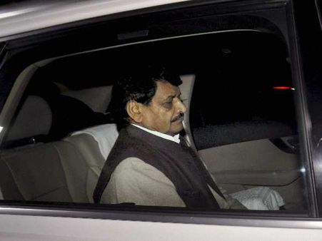 इटावा: शिवपाल पर उनके ही गढ़ में हमला, भाजपा समर्थकों के पथराव में हुए घायल