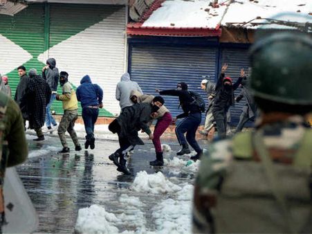 Video: कैसे शहीदों को ले जा रही गाड़‍ियों पर पथराव करते हैं कश्‍मीर में लोग