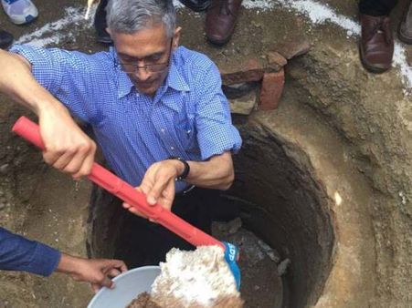 अधिकारी ने खुद की शौचालय के मल की सफाई, हाथ में भी उठाया