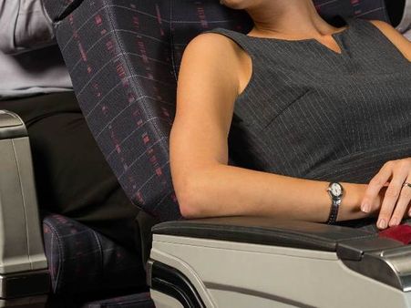 महिला को जगाने के बहाने ट्रेन के गार्ड ने की गलत हरकत, गिरफ्तार