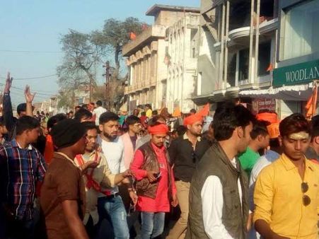 उन्नाव: शोभायात्रा के दौरान दो पक्षों में तनाव, पथराव से मचा बवाल, देखिए तस्वीरें