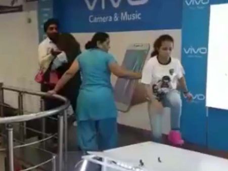 दिल्ली: तीन महिलाओं ने मोबाइल स्टोर में किया भयंकर तांडव, सामने आया VIDEO