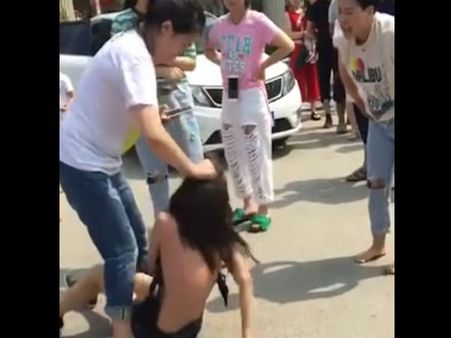 पति के धोखे पर फूटा पत्नी का गुस्सा, सरेआम गर्लफ्रेंड के फाड़ दिए कपड़े