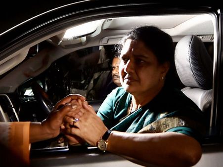 शशिकला ने जेल में बिताई रात, पलनीसामी राज्यपाल से मिले